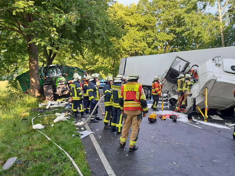 Vrachtwagenchauffeur zwaargewond na ernstig ongeval tussen vrachtwagen en landbouwvoertuig in Duitsland [+foto’s]