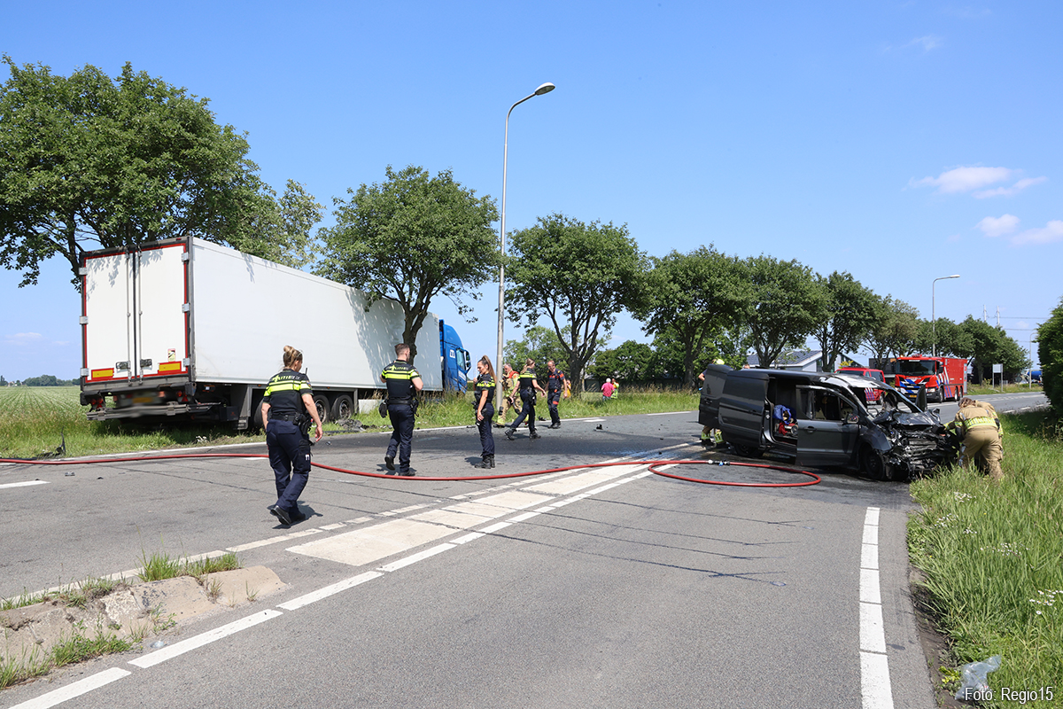 Zware aanrijding bestelbus en vrachtwagen op N209. Zware aanrijding bestelbus en vrachtwagen op N209.