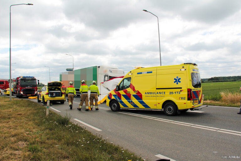Dode bij aanrijding auto en vrachtwagen op N267 [+foto’s]