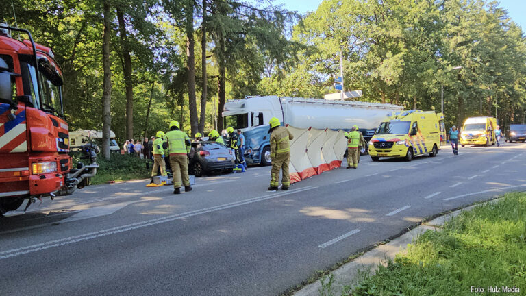 Twee ernstig gewonden na aanrijding auto en vrachtwagen op N310 [+foto’s]