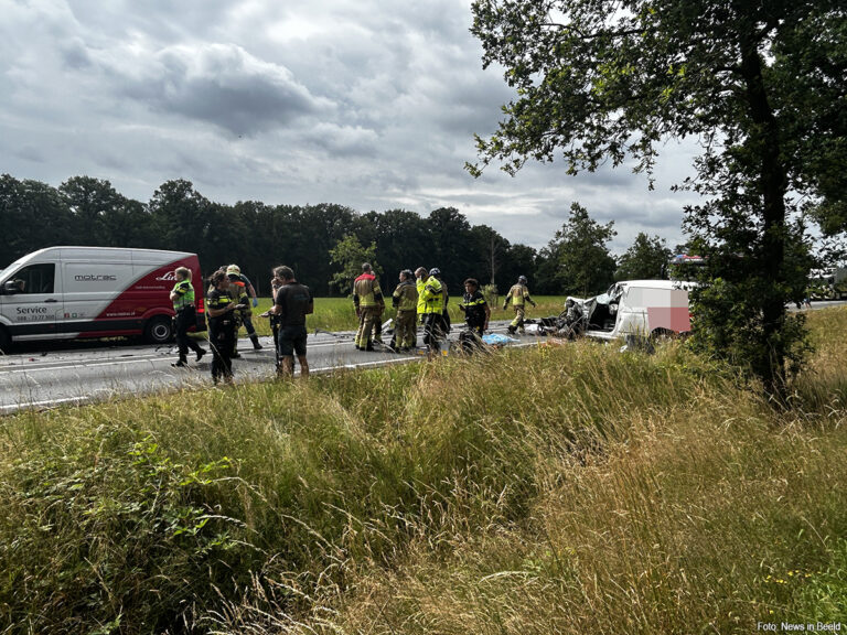 Bestuurder bestelwagen bekneld na aanrijding met vrachtwagen op N350 [+foto’s]