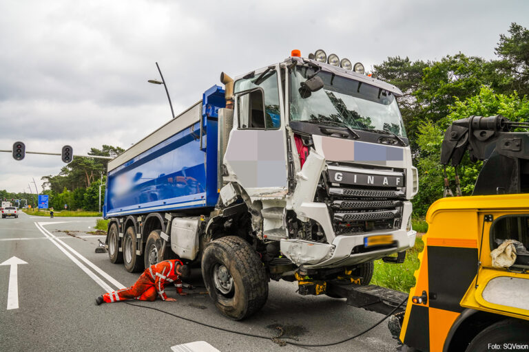Vrachtwagen rijdt verkeerslichten omver en belandt in sloot bij Oirschot: verkeerschaos bij legerbasis en industrieterrein [+foto’s]