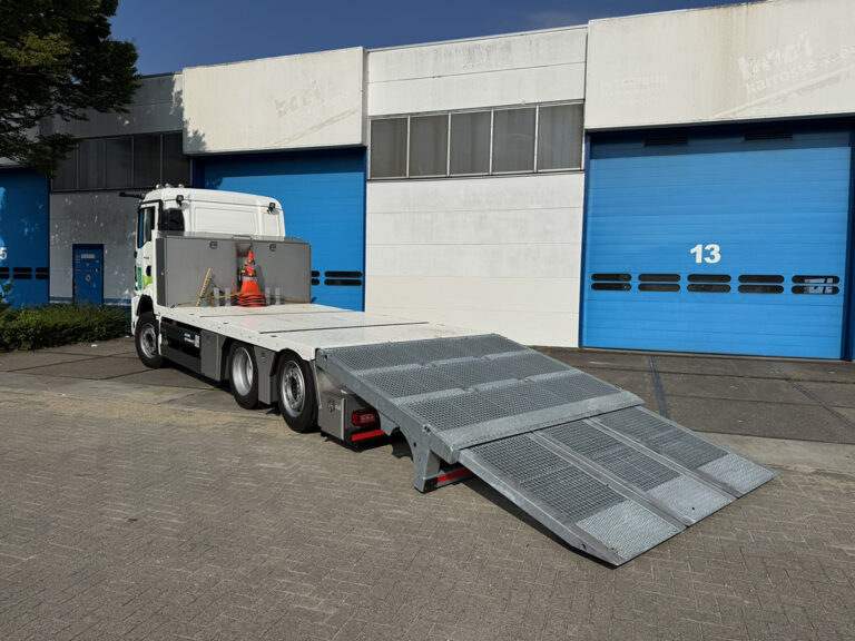 Dubbeldam introduceert multifunctionele oprijwagen voor efficiënt en flexibel machinevervoer