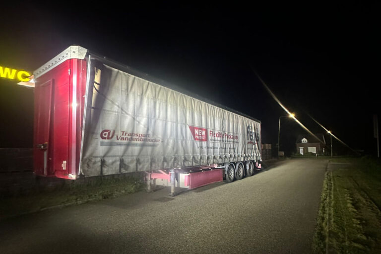 In Deinze gestolen schuifzeiltrailer leeg teruggevonden [+foto’s]