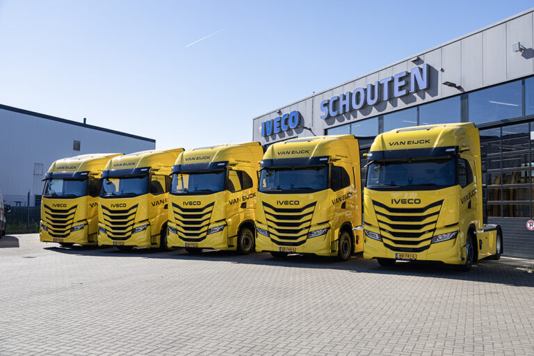 Van Eijck investeert in zeven nieuwe IVECO-trekkers voor internationaal autotransport en repatriëring