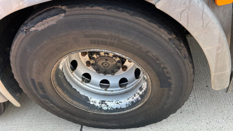 Vrachtwagenchauffeur betrapt op negeren inhaalverbod en ‘levensgevaarlijke’ bandenslijtage [+foto’s]