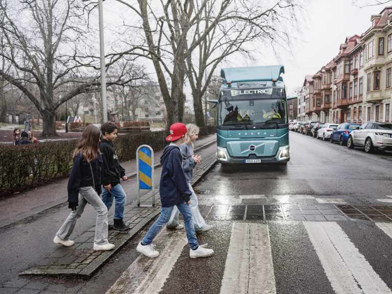 Volvo Trucks introduceert automatische snelheidsbeperking om de verkeersveiligheid te vergroten