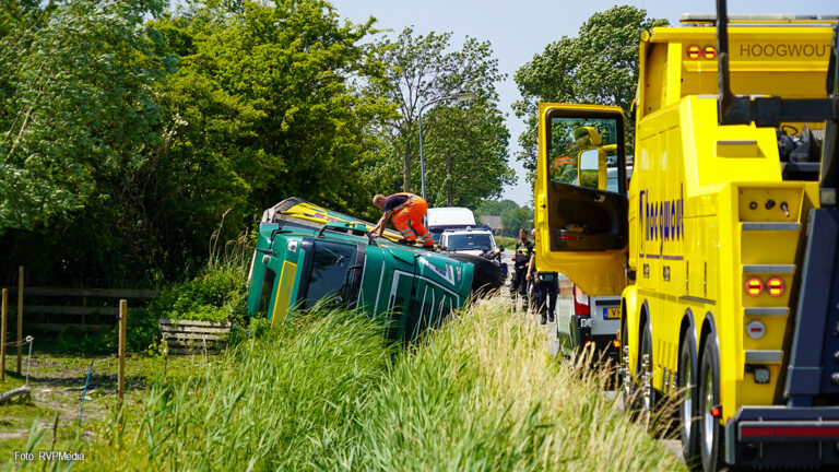 Vrachtwagen op zijn kant in de sloot in Berkhout