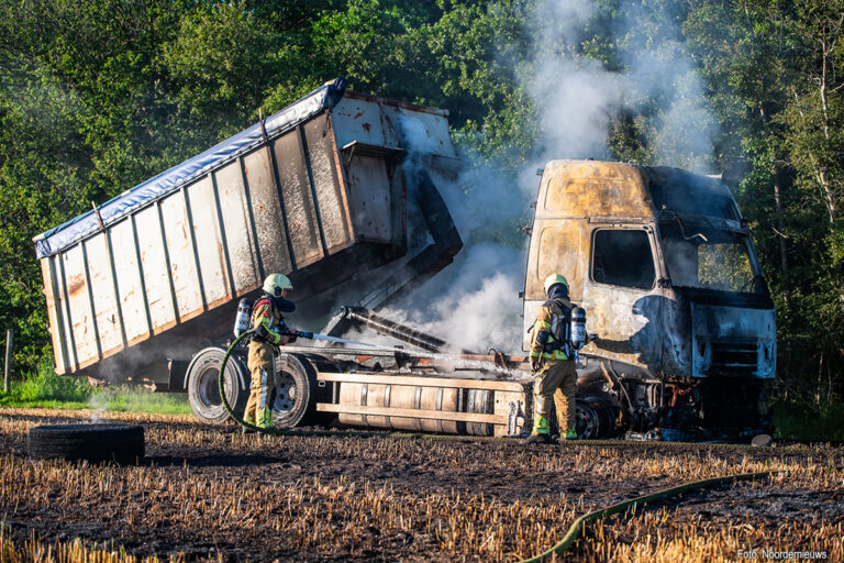 Vrachtwagen volledig uitgebrand in weiland in Hoornsterzwaag