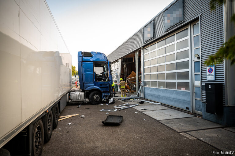 Dronken vrachtwagenchauffeur rijdt tegen gevel bedrijfspand in Bodegraven [+foto’s]