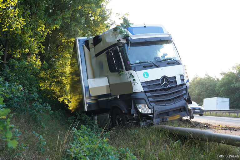 Vrachtwagen van de weg langs A27, meerdere bomen en lichtmasten geraakt [+foto’s]