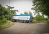 Vrachtwagen in slootje in Halle