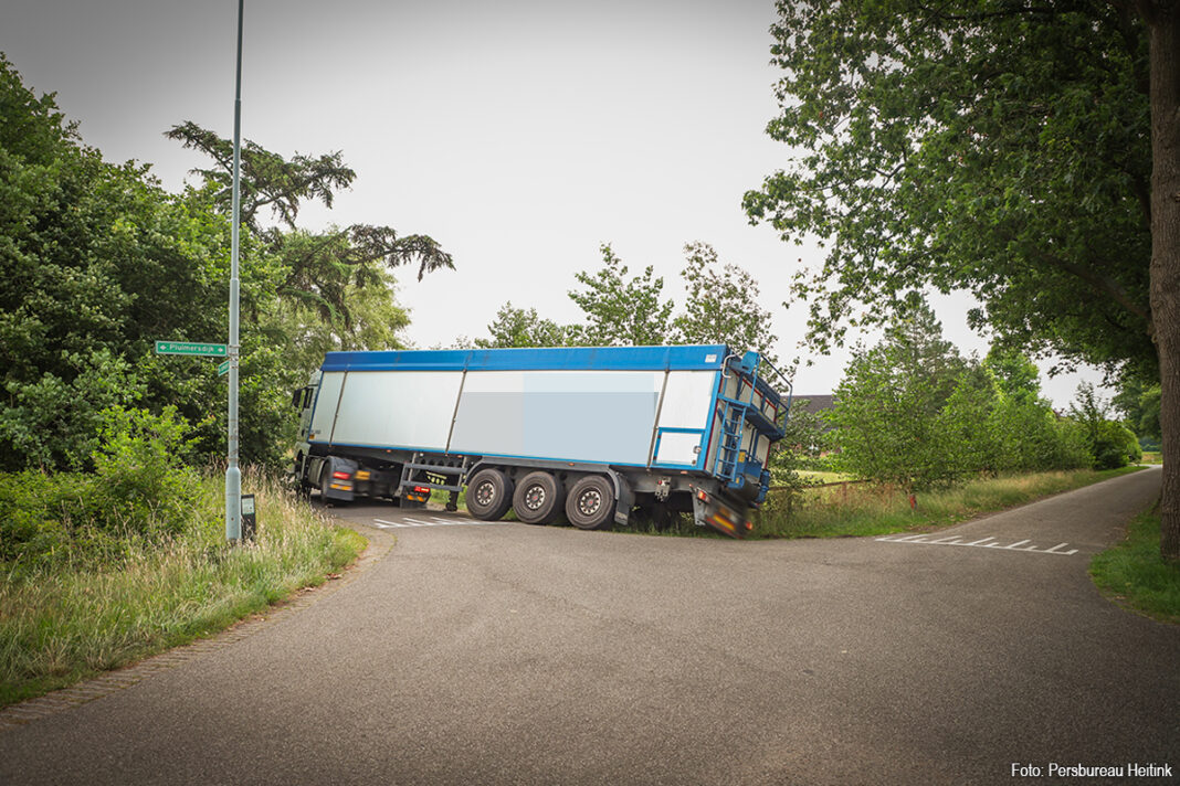 Vrachtwagen in slootje in Halle