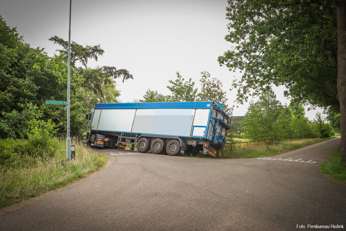 Vrachtwagen in slootje in Halle