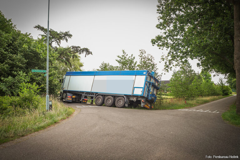 Vrachtwagen met tarwe raakt in slootje bij keerpoging in Halle