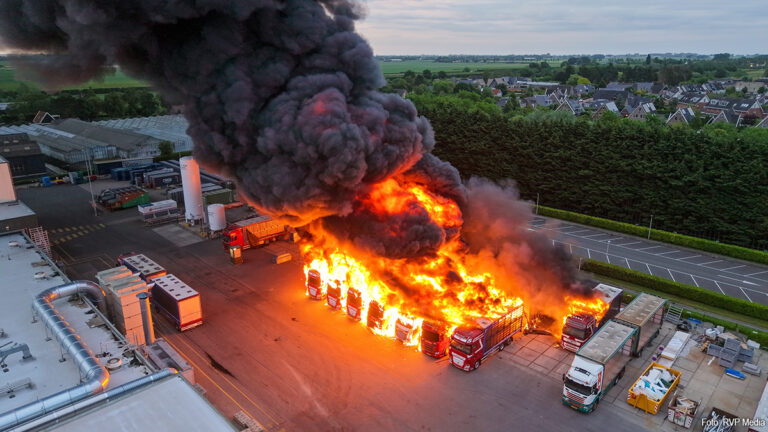Acht vrachtwagens in brand bij Plukon in Blokker [+foto’s]