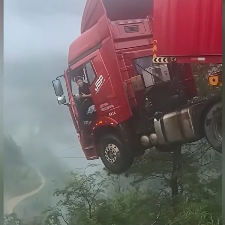 Vrachtwagen bungelt boven afgrond nadat brug instort in Guizhou (China) [+video’s]