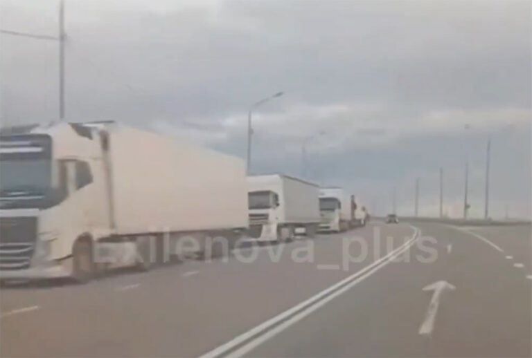 Lange rij wachtende vrachtwagens door grootschalige vrachtwagencontroles in Rusland na drone-aanvallen [+video]