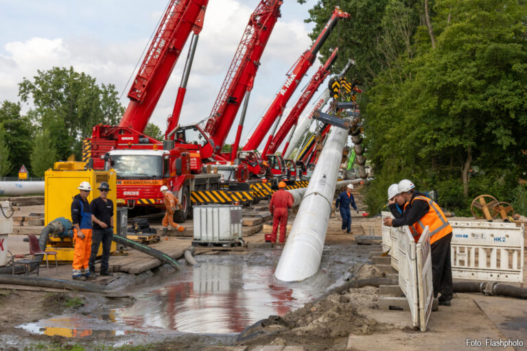 Maar liefst zeven kranen ingezet om WamtelinQ-leiding te leggen in Vlaardingen [+foto’s]