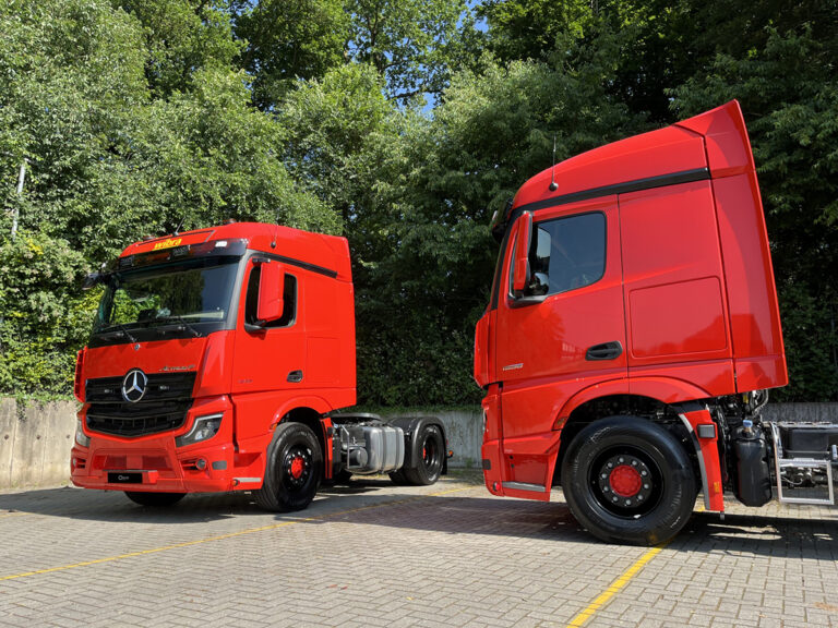 Wensink Zwolle levert twee gloednieuwe Mercedes-Benz Actros F trekkers af aan Wibra