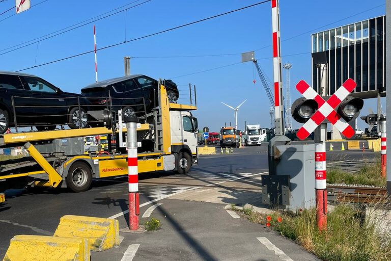 Nieuwe campagne in Antwerpse havens: “Rood = Stop” moet ongevallen met vrachtwagens op overwegen verder terugdringen