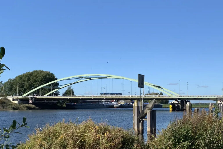 Maximaal met 45 ton over Zwartewaterbrug bij Hasselt