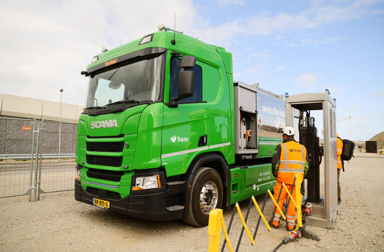Eigen laadplein voor elektrisch materieel bij de bouw van het Prinses Alexiaviaduct op Maasvlakte 2