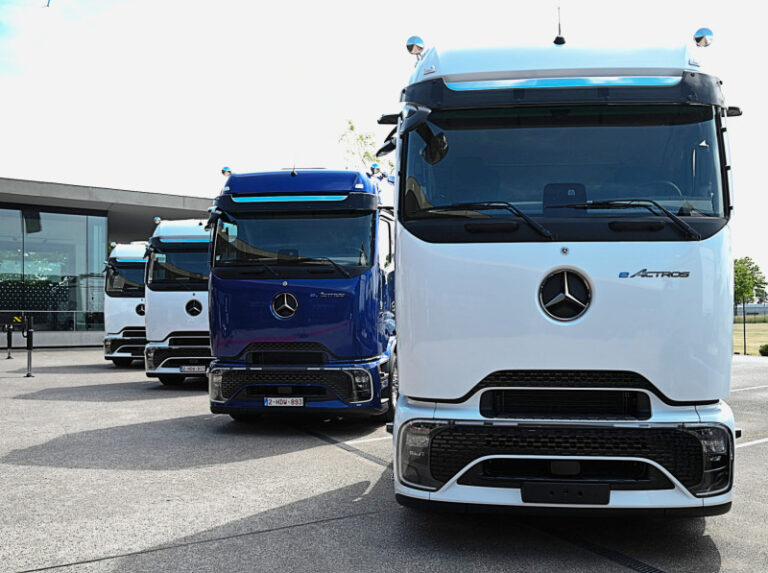 Belgische melklogistiek primeur: eerste eActros 600 overhandigd aan VM-Milktrans