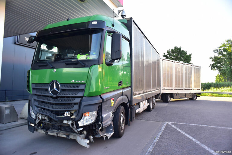 Vrachtwagen met kippen aangereden door automobilist onder invloed, politie haalt kip uit autowrak [+foto’s]