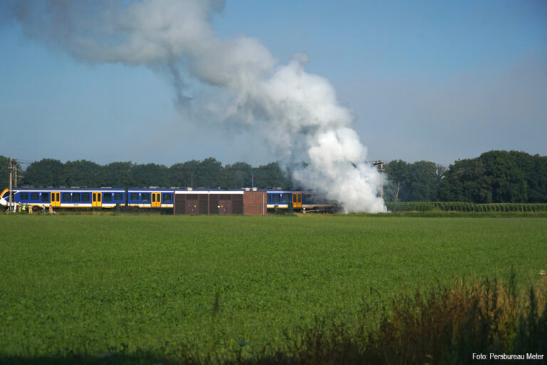 GRIP 1: Auto in brand gevlogen na aanrijding met trein in Loon