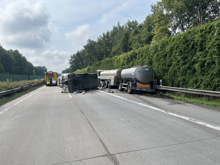 Vrachtwagen en auto met caravan botsen op Duitse A27 bij Bremerhaven: één gewonde