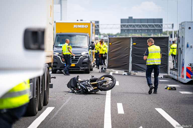 Motorrijder overleden na ernstig ongeval met vrachtwagen op A15 bij Botlektunnel