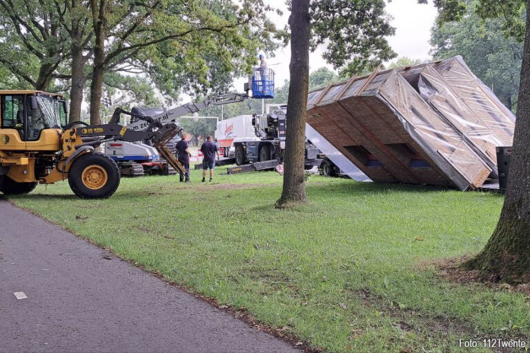 Lading kantelt van vrachtwagen in Almelo