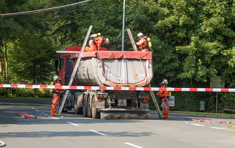 Chemische reactie in lading vrachtwagen veroorzaakt ammoniakgas [+foto’s]