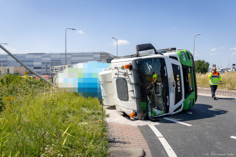 Betonwagen kantelt op rotonde bij Schiphol-Rijk – chauffeur naar ziekenhuis [+foto’s]
