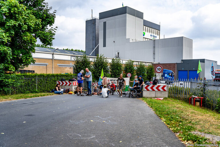 Extinction Rebellion blokkeert opnieuw toegang voor vrachtwagens bij veevoederfabriek De Heus in Ravenstein