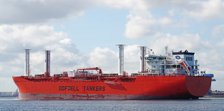 Innovatieve chemicaliëntanker Bow Olympus bezoekt de Rotterdamse haven