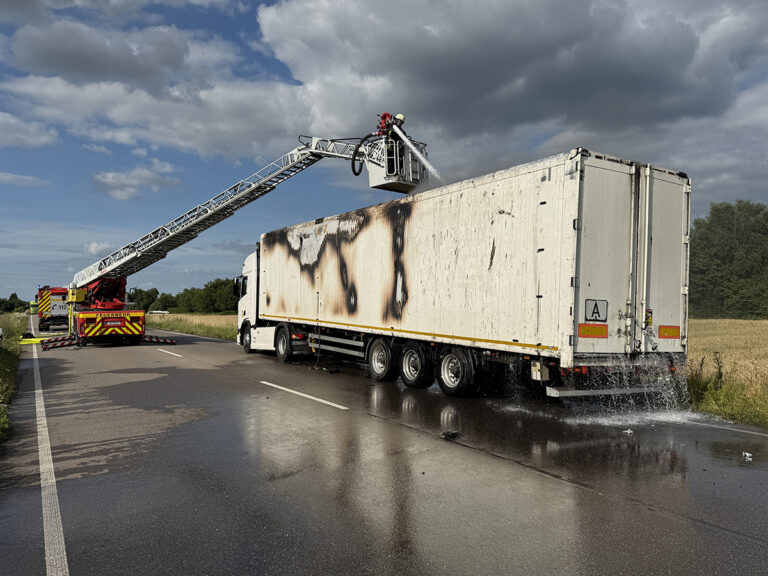 Lading vat vlam in vrachtwagen: chauffeur naar ziekenhuis [+foto’s]