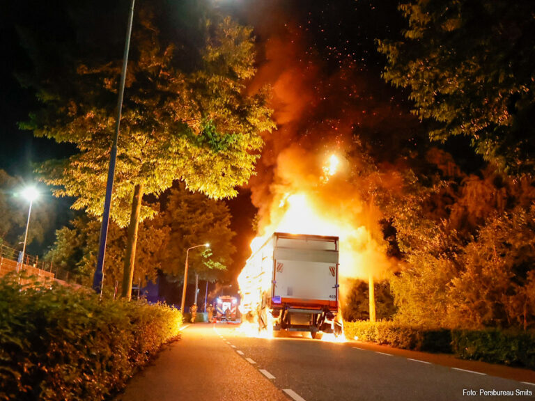 Vrachtwagen trekker en oplegger volledig uitgebrand in Uden [+foto’s]