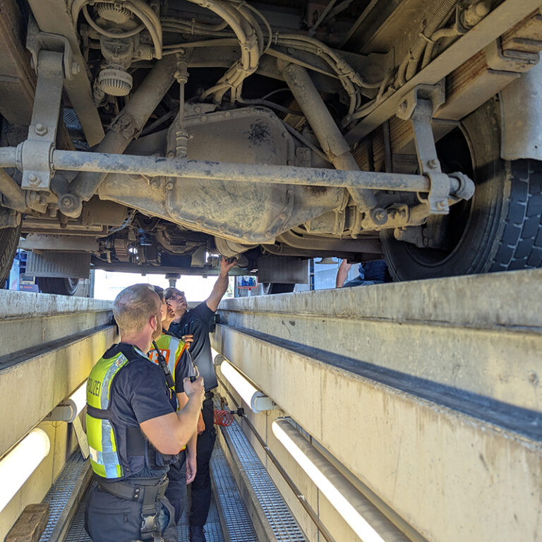 Vrachtwagenchauffeur onverschillig na ontdekking vervalste keuring en 21 gebreken