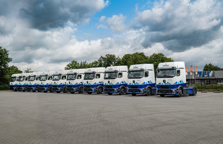 Tien nieuwe Mercedes-Benz Actros L trekkers met ProCabin voor Dasko
