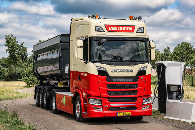 Den Ouden moderniseert wagenpark met drie nieuwe Scania’s, waaronder een elektrische trekker