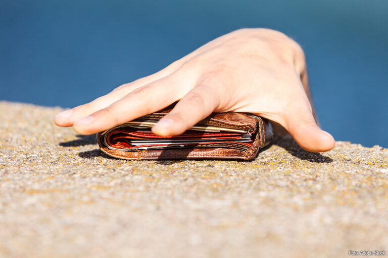 Vrachtwagenchauffeur onder invloed steelt meer dan 10.000 euro, geld dankzij politie terug bij eigenaar