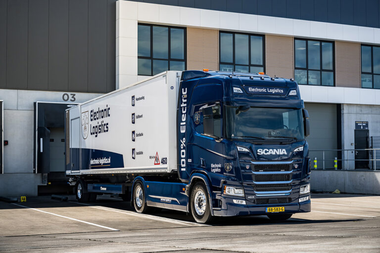 Elektrische Scania R400E BEV 4×2 trekker voor Electronic Logistics