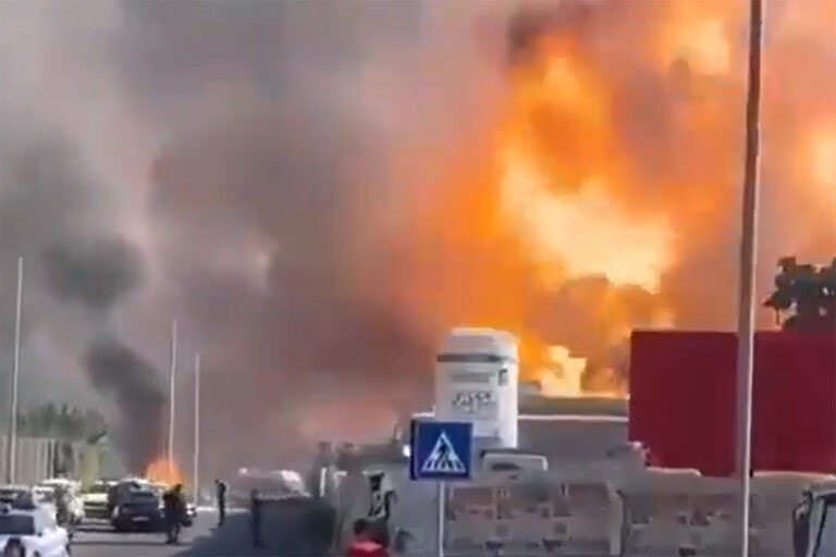 Veel gewonden na explosie tankstation nadat tankwagen tegen leiding botst in Rome [+foto’s]