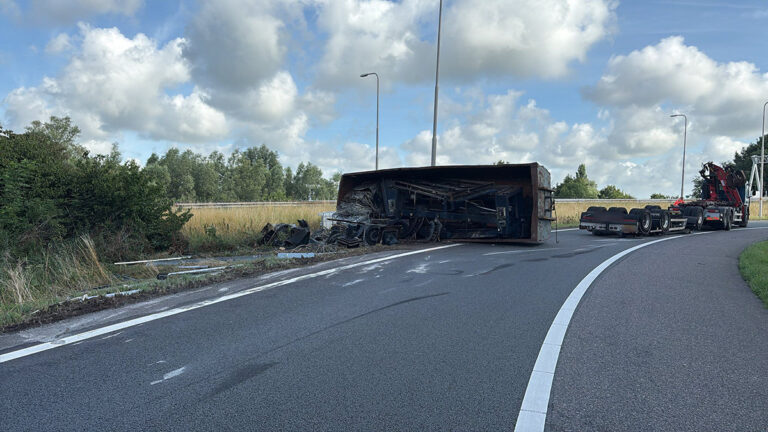 Vrachtwagen verliest container na kantelen aanhanger op verbindingsweg richting A27