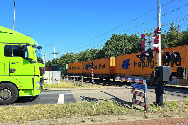 Stilgevallen goederentrein blokkeert spoorwegovergang in Venlo [+foto’s]