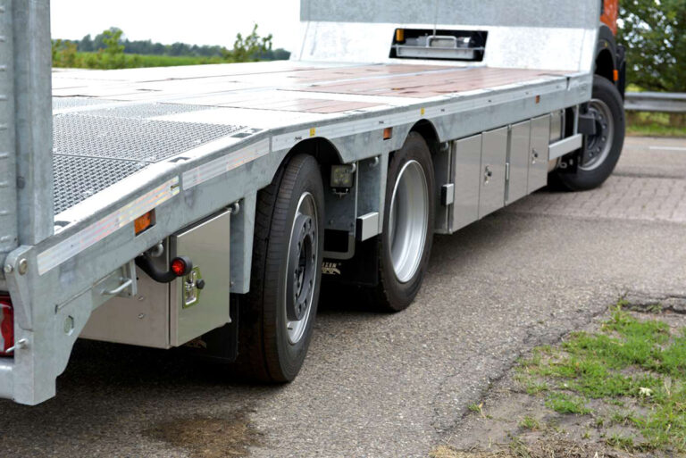 Veldhuizen Trucks bouwt negen IVECO S-WAY oprijwagens voor eigen verhuurvloot