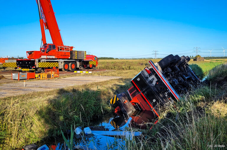 Kraanwagen ligt nog altijd in sloot in Hoek van Holland