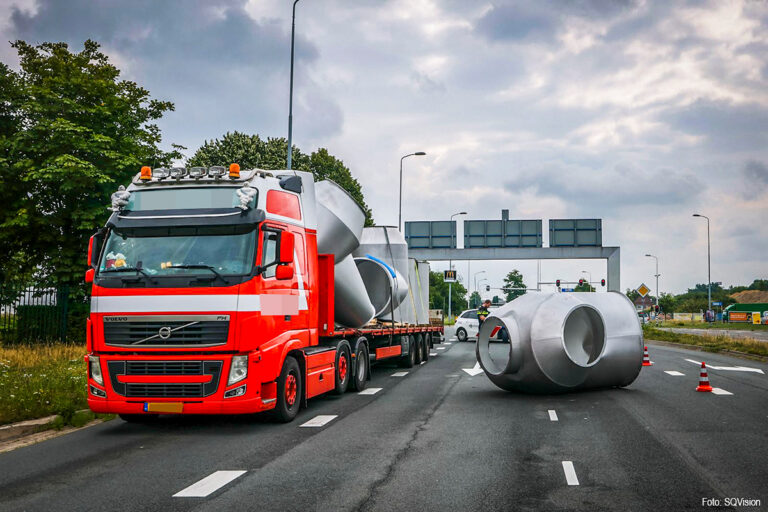 Opnieuw botst vrachtwagen met te hoge lading tegen verkeersportaal in Eindhoven